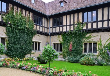 Brandenburg 'un başkenti Potsdam' daki Park Neuer Bahçesi 'ndeki tarihi şato Cecilienhof.