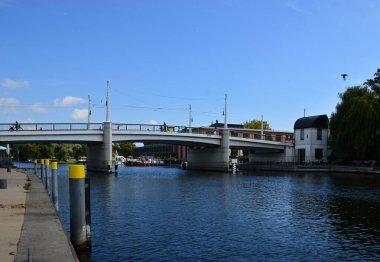 Nehirdeki Panorama Brandenburg şehrinde Havel Nehri kıyısında.