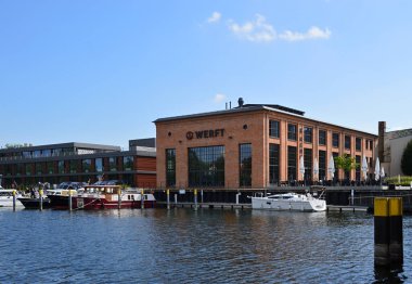 Nehirdeki Panorama Brandenburg şehrinde Havel Nehri kıyısında.