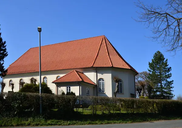 İlkbaharda Dueshorn, Walsrode, Aşağı Saksonya 'daki tarihi kilise.