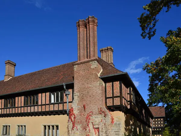 Tarihsel Şato Cecilienhof Sonbaharda, Brandenburg 'un başkenti Potsdam' daki Park Neuer Bahçesinde