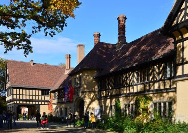 Tarihsel Şato Cecielienhof Sonbaharda Potsdam 'daki Park Neuer Bahçesinde, Brandenburg' un başkenti