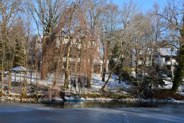 Kış mevsiminde manzara Herthasee Gölü 'nde Grunewald Mahallesi, Berlin, Almanya' nın başkenti