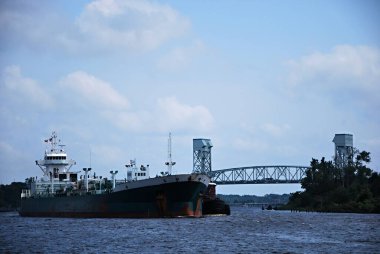 Wilmington, Kuzey Carolina 'daki Cape Fear Nehri üzerindeki köprü.