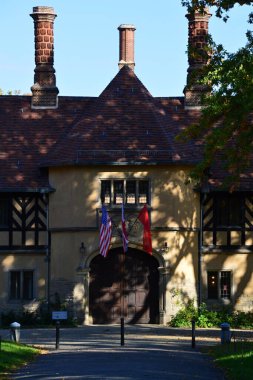 Tarihsel Şato Cecilienhof Sonbaharda, Brandenburg 'un başkenti Potsdam' daki Park Neuer Bahçesinde