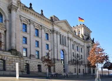 Almanya 'nın başkenti Berlin' deki Tiergarten Mahallesindeki Tarihi Reichstag Binası