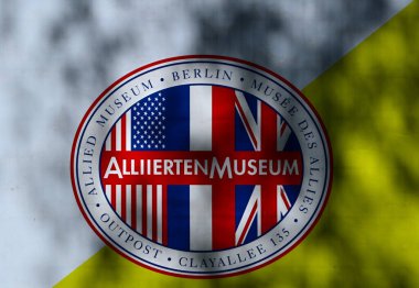Almanya 'nın başkenti Berlin' deki Dahlem Mahallesi Müttefikler Müzesi 'ni imzalayın.