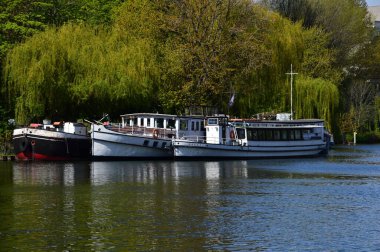 Almanya 'nın başkenti Berlin' deki Mitte Mahallesi 'nde bulunan River Spree' deki Misaeum Limanı..