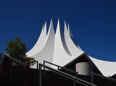 Berlin 'deki Kreuzberg Mahallesi' ndeki Modern İnşaat Tempodrom, Almanya 'nın başkenti