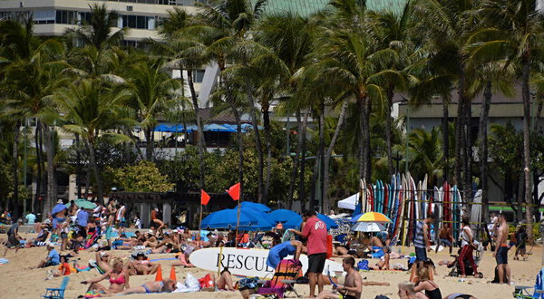 Мбаппе в Тихом океане на пляже Уэйн-Бич в Гонолулу на острове Илсанд-Оаху, Гавайи