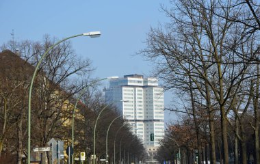 Berlin 'in Wilmersdorf semtindeki modern gökdelen, Almanya' nın başkenti