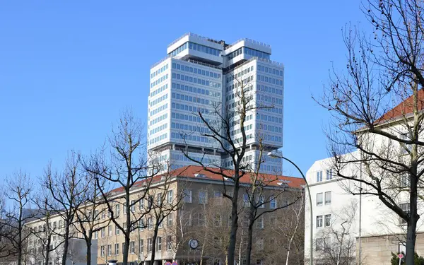 Berlin 'in Wilmersdorf semtindeki modern gökdelen, Almanya' nın başkenti