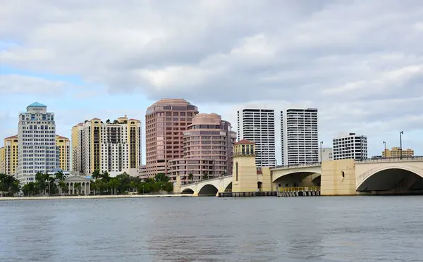 Şehir merkezinin silüeti Batı Palm Beach, Florida