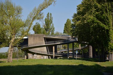 Kuzey Ren 'in başkenti Duesseldorf' taki Ren Nehri 'nde gezinti.