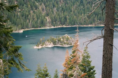 Sierra Nevada Sountains, Kaliforniya 'daki Tahoe Gölü manzarası