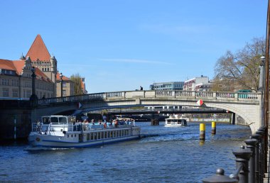 Almanya 'nın başkenti Berlin' in Mitte semtindeki River Spree Panorama 'da