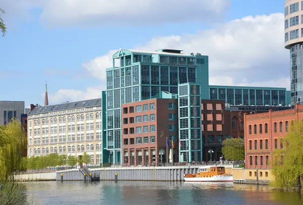 Berlin 'deki Moabit mahallesindeki River Spree Panorama, Almanya' nın başkenti.