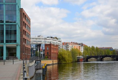 Berlin 'deki Moabit mahallesindeki River Spree Panorama, Almanya' nın başkenti.