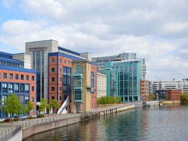Berlin 'deki Moabit mahallesindeki River Spree Panorama, Almanya' nın başkenti.