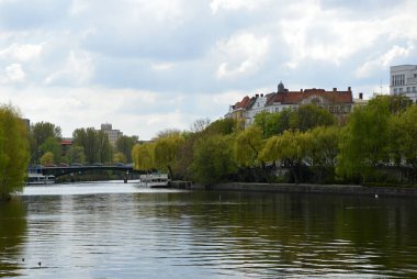 Berlin 'deki Moabit mahallesindeki River Spree Panorama, Almanya' nın başkenti.
