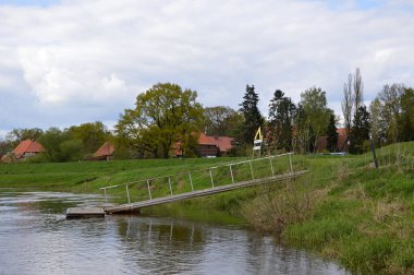 Aşağı Saksonya 'daki Hodenhagen köyündeki Aller Nehri' nde panorama.