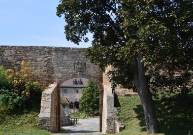 Freyburg 'daki Saksonya Nehri' nin kıyısındaki tarihi şato.