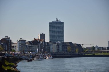 Kuzey Ren 'in başkenti Duesseldorf' taki Ren Nehri 'ndeki Panorama Vestfalya