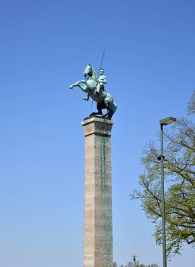 Kuzey Ren 'in başkenti Duesseldorf' taki Ren Nehri 'nde bir heykel.