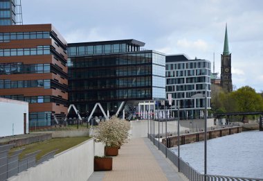 Hanse City Bremen 'deki Weser Nehri' ndeki Modern Binalar