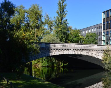 Almanya 'nın başkenti Berlin' deki Charlottenburg Mahallesi 'ndeki Landwehrkanal üzerinde köprü