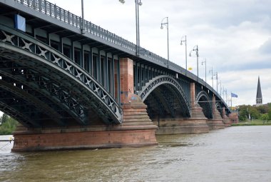 Ren Nehri üzerindeki Ren Köprüsü, Ren Diyarı 'nın başkenti.