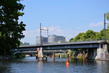 Nehir kıyısındaki panorama Mahallesi Moabiit, Tiergarten Berlin, Almanya 'nın başkenti