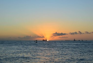 Florida Keys 'teki Key West' te Meksika Körfezi 'nin üzerinde gün batımı