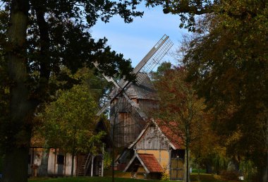 Sonbaharda, River Aller, Aşağı Saksonya 'daki Şehir Rehberinde Tarihi Rüzgâr Değirmeni