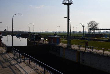 Aşağı Saksonya 'daki Doerverden Köyü' ndeki Weser Nehri 'nde kilitli.