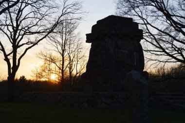 Walsrode, Aşağı Saksonya 'daki Bismarck Anıtı' nın üzerinde gün batımı