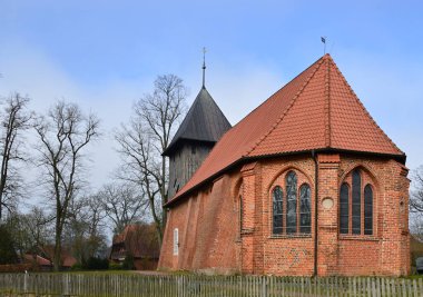 Oertze nehri kıyısındaki Mueden köyündeki Laurentius Kilisesi, Aşağı Saksonya