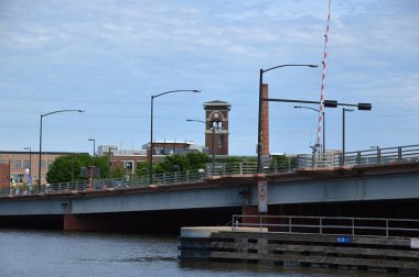 Green Bay, Wisconsin 'deki Fox Nehri üzerindeki köprü.