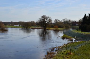 Kış mevsiminde Aller Nehri 'nde sel. Eilte Köyü, Aşağı Saksonya.