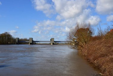 Aşağı Saksonya 'daki Doerverden köyündeki Weser Nehri' ndeki baraj.