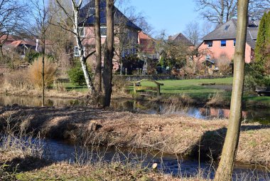 Oertze nehri kıyısındaki Mueden köyüne park et, Aşağı Saksonya