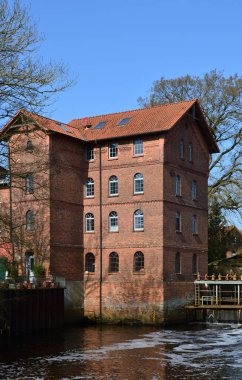 İlkbaharda Walsrode, Aşağı Saksonya 'da tarihi su değirmeni