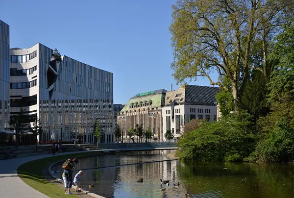 Şehir merkezindeki sokak manzarası, Duesseldorf, Kuzey Ren 'in başkenti - Vestfalya