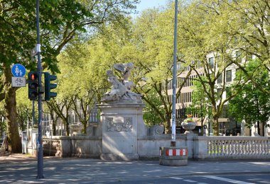 Şehir merkezindeki Duesseldorf Park, Kuzey Ren 'in başkenti - Vestfalya
