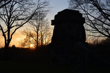 Walsrode kasabasındaki Bismarck Anıtı 'nın üzerinde gün batımı. Aşağı Saksonya