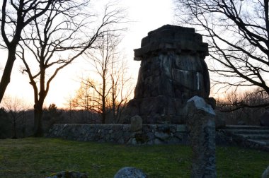 Walsrode, Aşağı Saksonya 'daki Bismarck Anıtı' nın üzerinde gün batımı