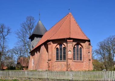 İlkbaharda Oertze nehrindeki Mueden köyünde tarihi kilise, Aşağı Saksonya
