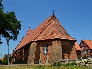 Drakenburg Köyü 'ndeki tarihi Johannis Kilisesi Weser Nehri, Aşağı Saksonya