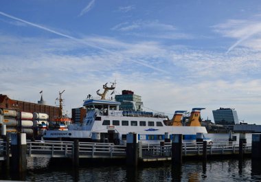 Schleswig-Holstein 'in başkenti Kiel Limanı' nda feribot.