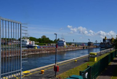 Schleswig-Holstein 'in başkenti Kiel' deki Holtenau Mahallesi 'nde Kuzey Denizi ile Baltık Denizi arasındaki kanal
